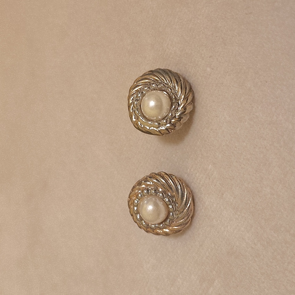 Vintage gold tone in sterling silver fox pearl earrings